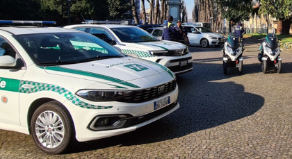 “Sono Cavallo Pazzo”, provoca 5 incidenti e minaccia gli agenti col cutter: arrestato