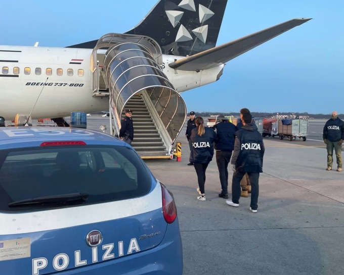 Aggredì i passanti gridando “Allah Akbar”, egiziano espulso dall’Italia