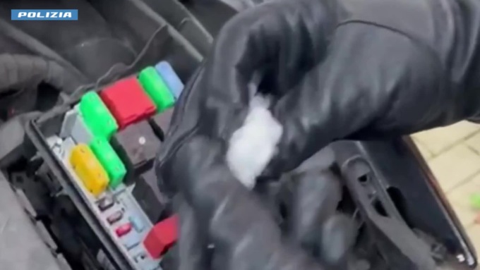 Droga nascosta nel vano motore: arrestato 36enne