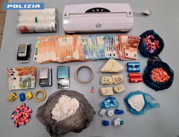 Droga e furti in negozio: sette arresti e quasi due chili di cocaina sequestrati