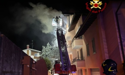 Incendio in una casa: palazzo evacuato, intossicato un bambino