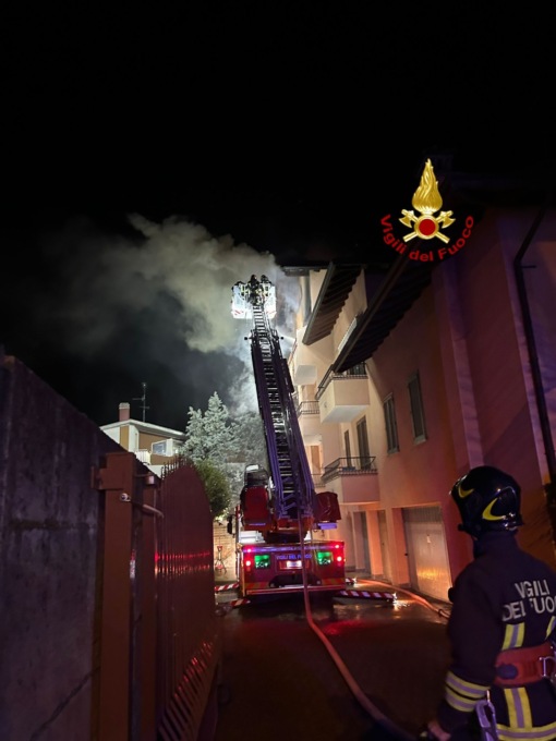Incendio in una casa: palazzo evacuato, intossicato un bambino
