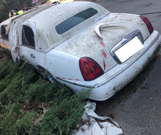 Due limousine abbandonate da anni rimosse dalla Polizia Locale e demolite