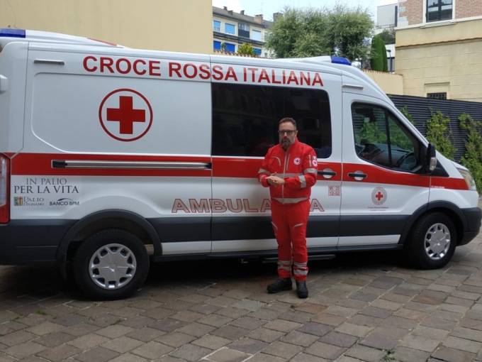 Rubano su un’ambulanza il defibrillatore e l’elettrocardiografo