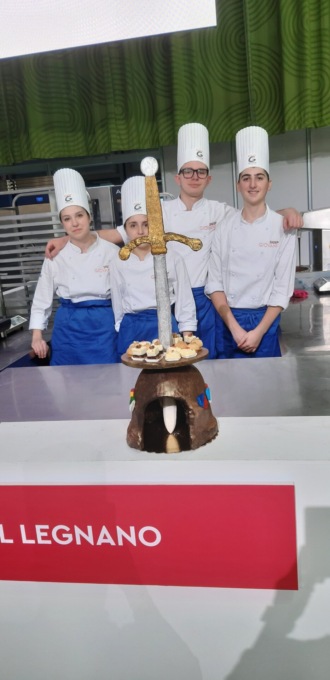 Elmo e spada di cioccolato per celebrare il Palio: l'idea dei ragazzi dello Ial