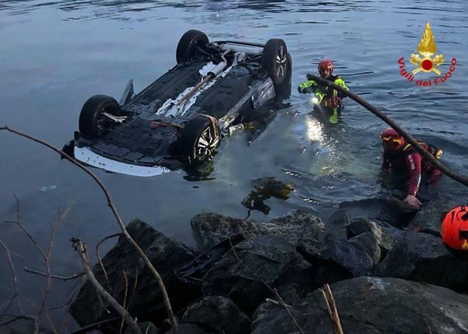 Vigile del fuoco fuori servizio si tuffa nel lago per soccorrere tre persone precipitate con l’auto