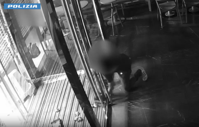 Spaccate nei negozi con i complici mentre è ai domiciliari: arrestate 4 persone