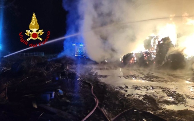 Incendio in un fienile con 150 rotoballe