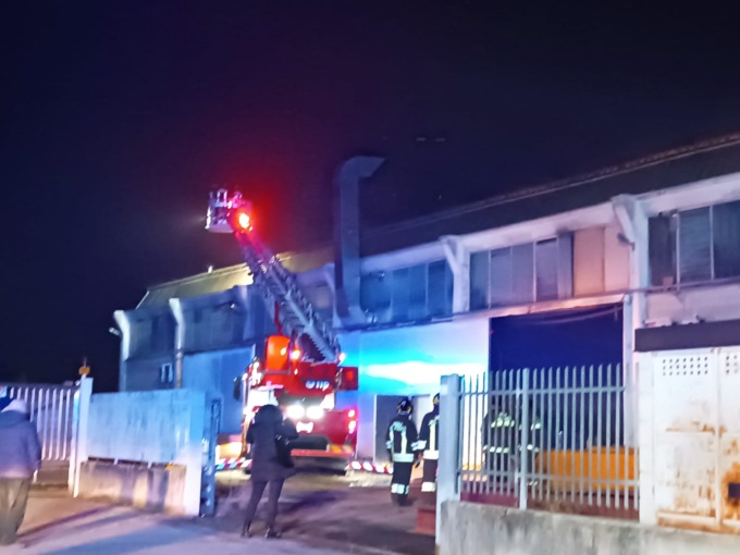 Fiamme nella ditta di vernici: tanto spavento