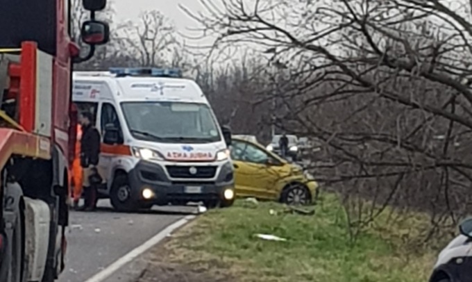 Scontro tra auto e mezzo pesante: soccorse due persone