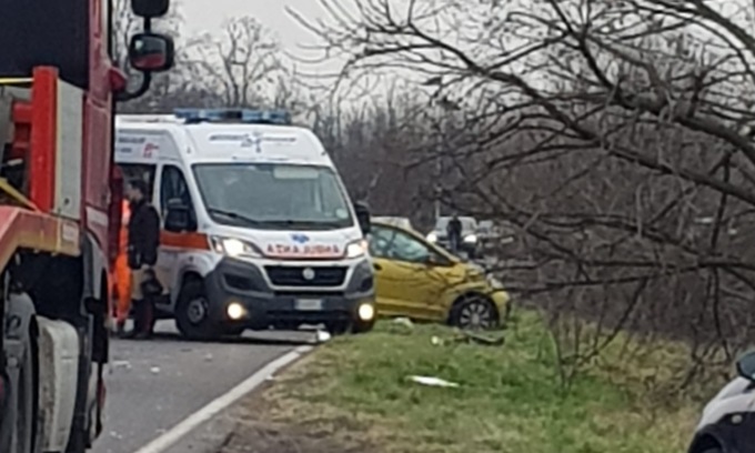 Scontro Tra Auto E Mezzo Pesante: Soccorse Due Persone - Prima Milano Ovest