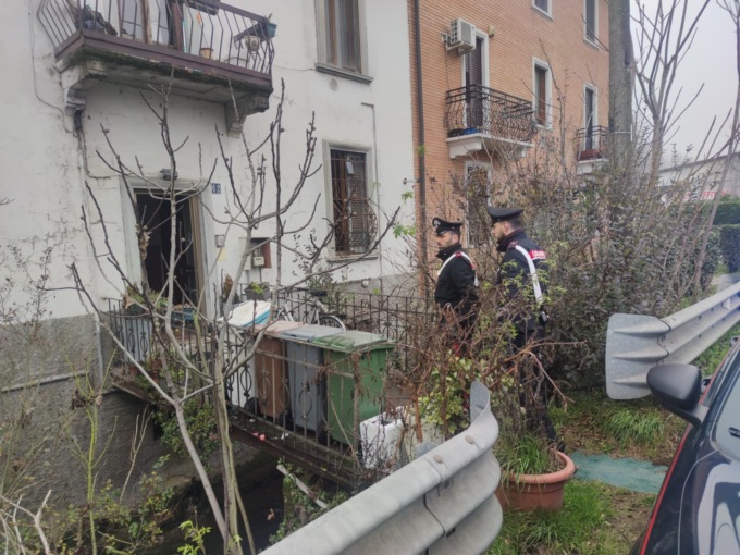 Trentenne ucciso dal coinquilino: il coltello trovato in un capannone