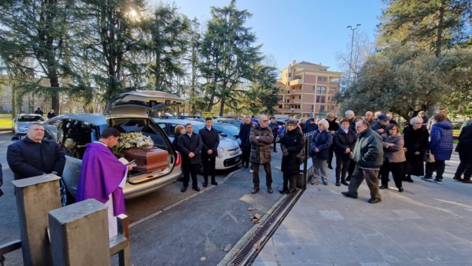L’ultimo saluto a don Carlo Stucchi