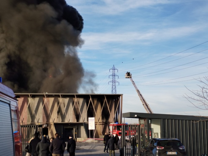 Incendio alla Planet Farms, tutte le foto e i video