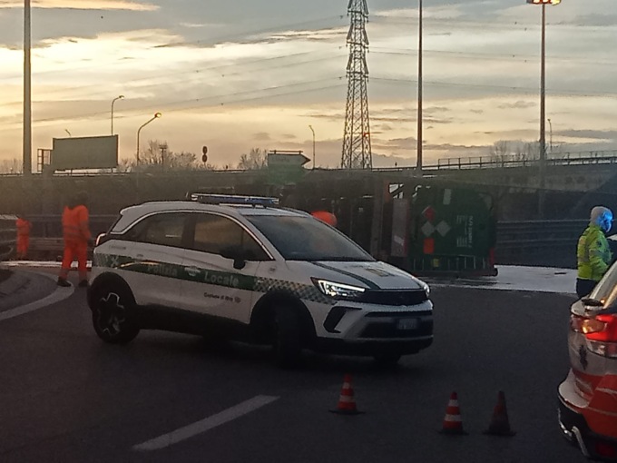 Autocisterna si ribalta: autista 40enne finisce in ospedale