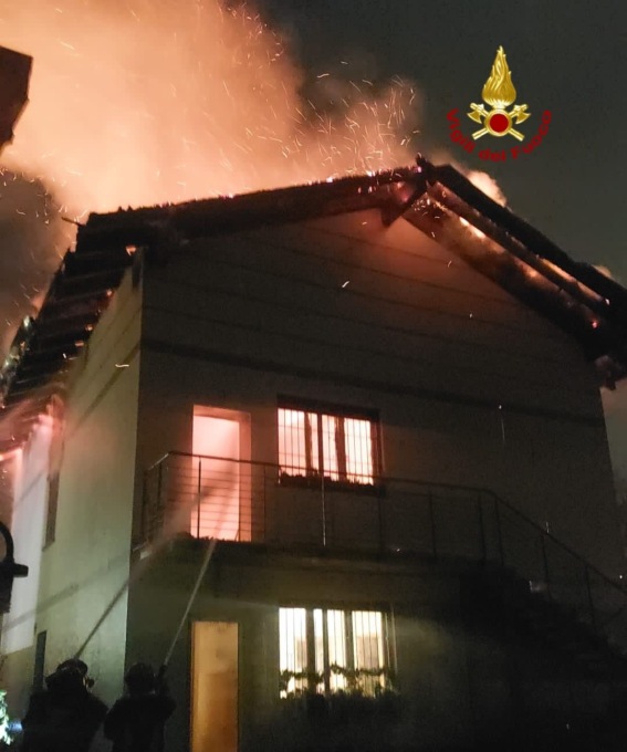 Mansarda in fiamme a Cesate