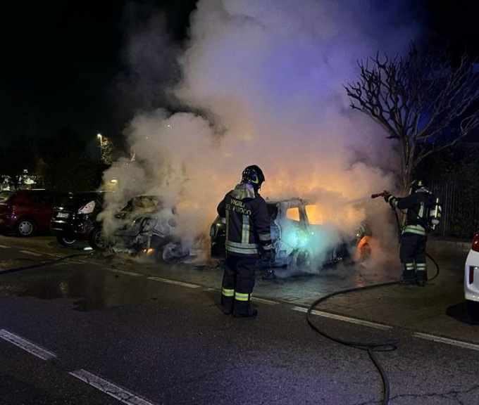 Auto distrutte nella notte