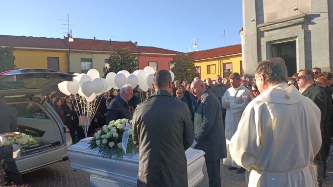 Una marea silenziosa per l'ultimo saluto a Rebecca
