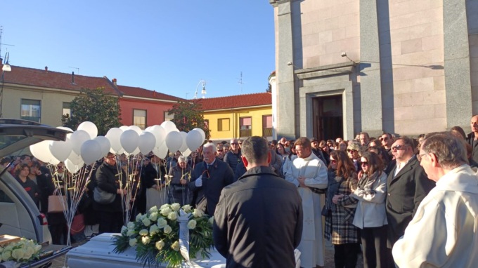 Una marea silenziosa per l'ultimo saluto a Rebecca