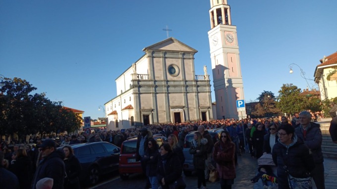 Una marea silenziosa per l'ultimo saluto a Rebecca