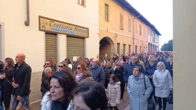 Una marea silenziosa per l'ultimo saluto a Rebecca