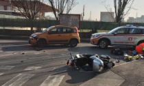 Impatto violentissimo in strada: paura per un motociclista