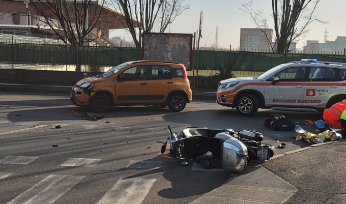 Impatto violentissimo in strada: paura per un motociclista