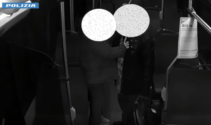 Accoltella la ex sull’autobus: arrestato 54enne