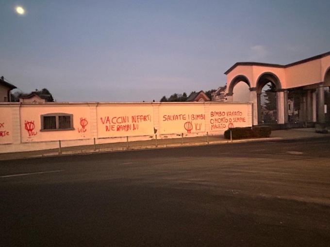 Scritte no vax sulla recinzione del cimitero