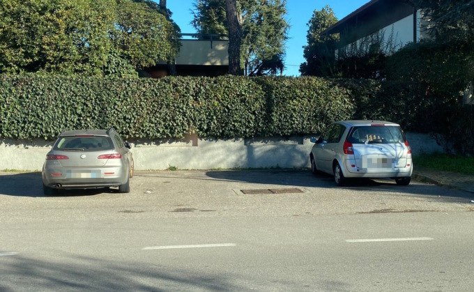 “Rimuovete quelle auto abbandonate da mesi”
