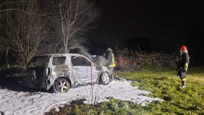 Rubano la cassaforte e scappano (e bruciano) l’auto della vittima