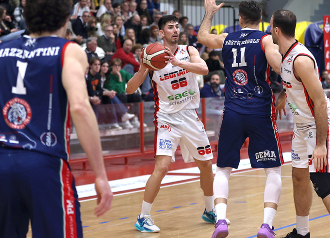 Prima di ritorno con una sconfitta per i Knights