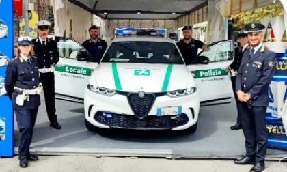 Forza un posto di blocco e scappa sulla moto da cross senza targa: preso dalla Polizia Locale