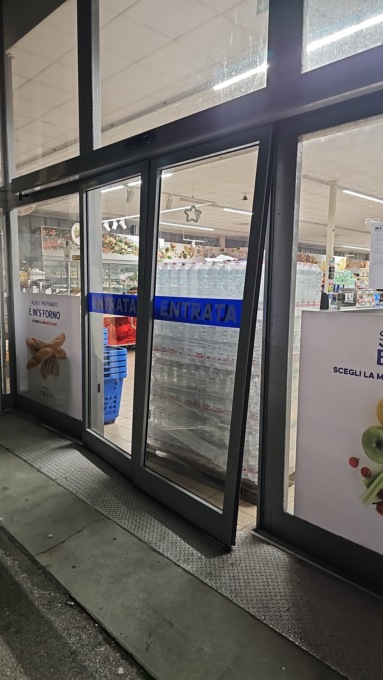 Spaccata notturna al supermercato: ladri in fuga
