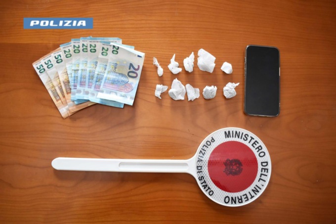 Spacciavano droga nel parcheggio sotto la Polizia: presi