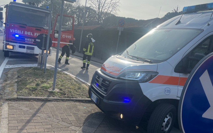 Schianto tra un’auto e un furgone
