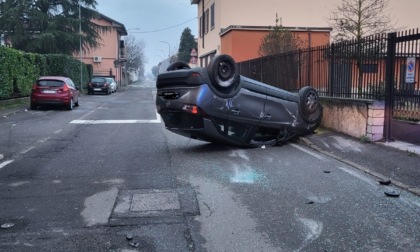 Scontro all'incrocio, auto ribaltata e due persone in ospedale