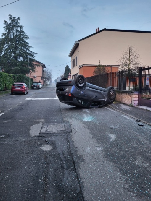 Scontro all’incrocio, auto ribaltata e due persone in ospedale