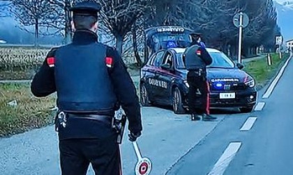 Ladro in azione nei bar del paese, bloccato dai carabinieri e dal proprietario di uno dei due locali