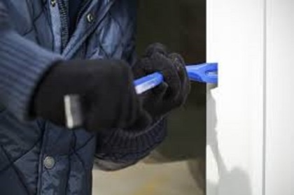 Ladri nella casa parocchiale: rubati soldi, statua della Madonna, bici e medaglie