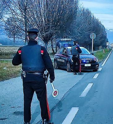 Ladro in azione nei bar del paese, bloccato dai carabinieri e dal proprietario di uno dei due locali