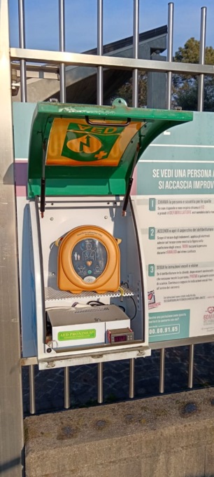 Ladri riconsegnano 2 dei 6 defibrillatori rubati