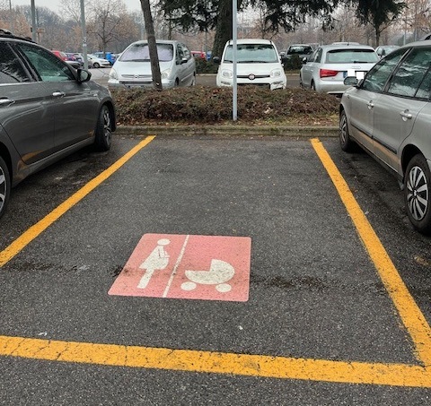 Trentasei nuovi parcheggi in città per donne incinta e famiglie con bambini piccoli