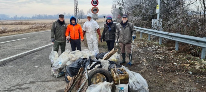 Area ripulita dai rifiuti abbandonati a Gaggiano