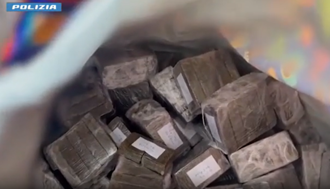 Sequestrati 570 chili di hashish e 2 di cocaina: arrestate due persone
