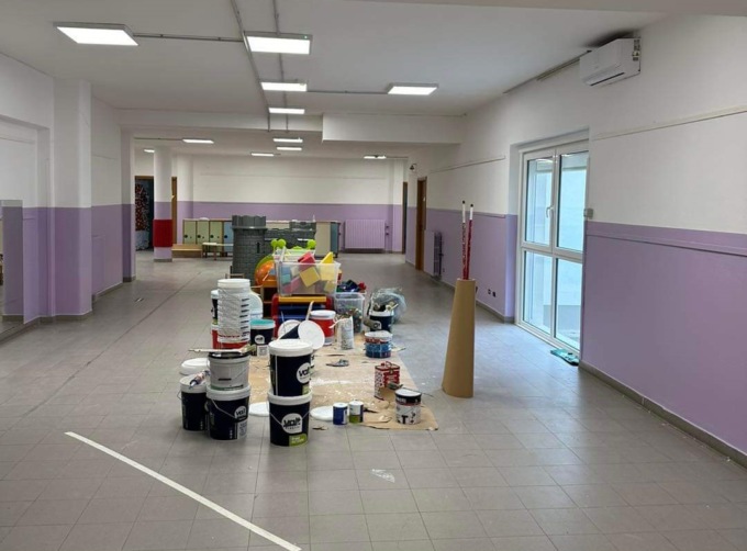Lavori alla scuola materna durante le vacanze