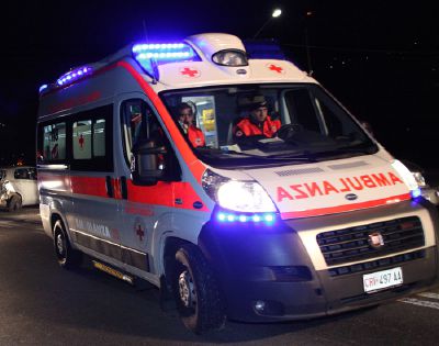 Due donne rimangono ustionate durante uno spettacolo tra i tavoli
