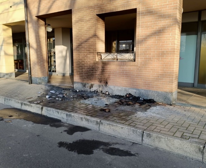 Vandali ancora indisturbati: incendio a Senago