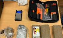 Motorino rubato, arnesi da scasso e hashish in un box abbandonato