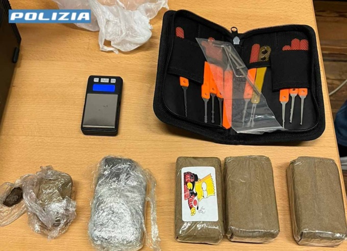 Motorino rubato, arnesi da scasso e hashish in un box abbandonato